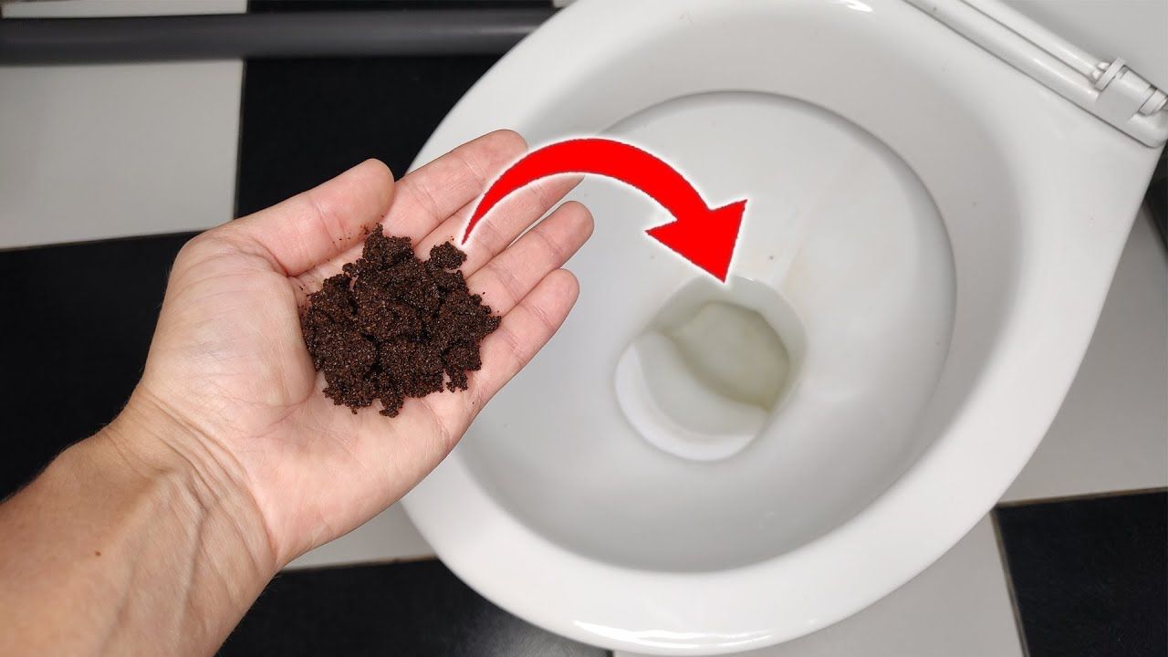 Ein Löffel reicht: Warum man Kaffeesatz in die Toilette schütten sollte