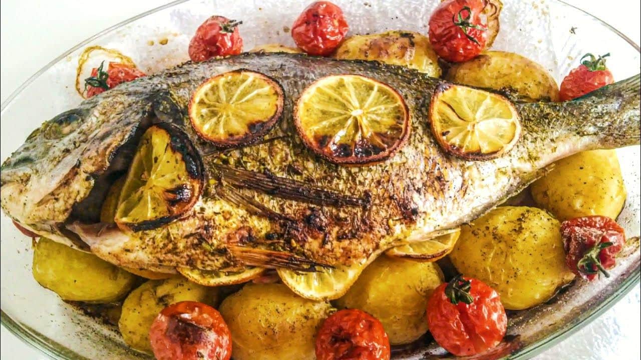 Dani García (49), Koch: „Damit gebackener Fisch saftig bleibt, garen Sie ihn 20 Minuten lang bei 200 °C mit dieser Mischung.“