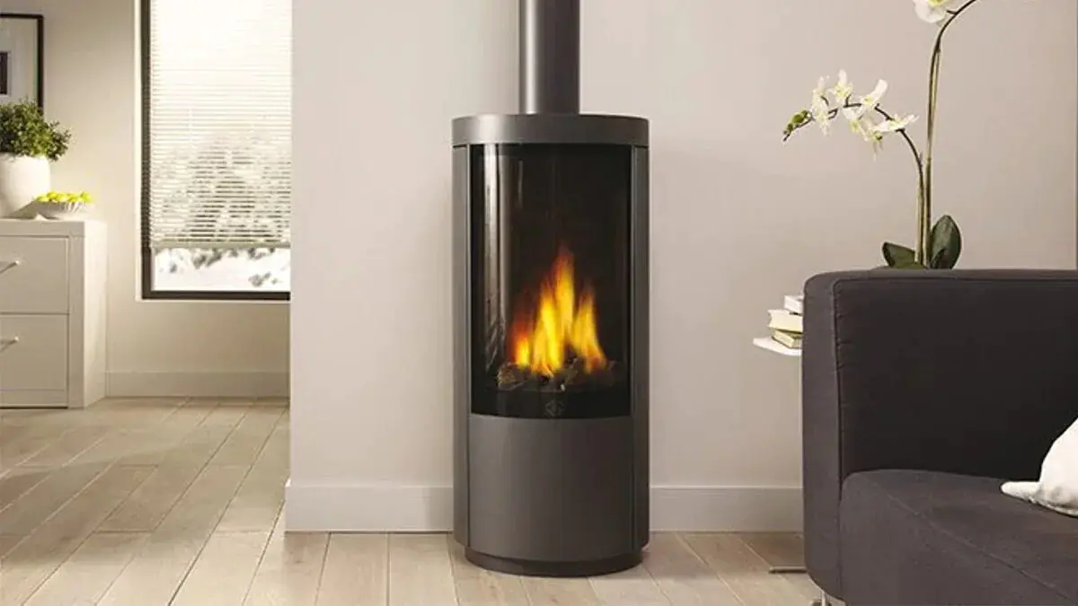 Auf Wiedersehen, Holz- und Pelletkamine: Immer häufiger kommen vertikale Elektrokamine auf den Markt, die gleichzeitig heizen und dem Wohnzimmer Stil verleihen.
